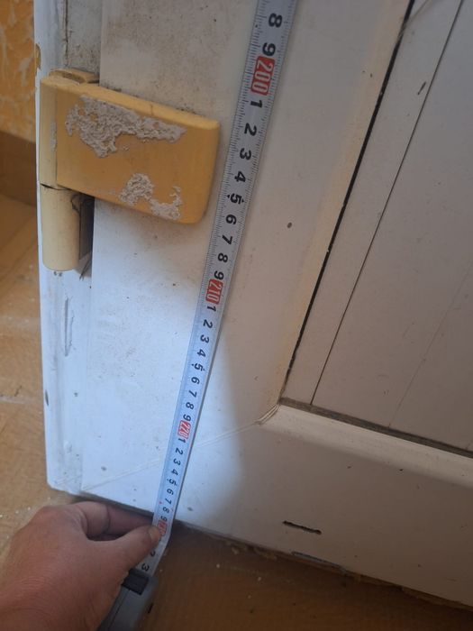 Продам пластиковую дверь