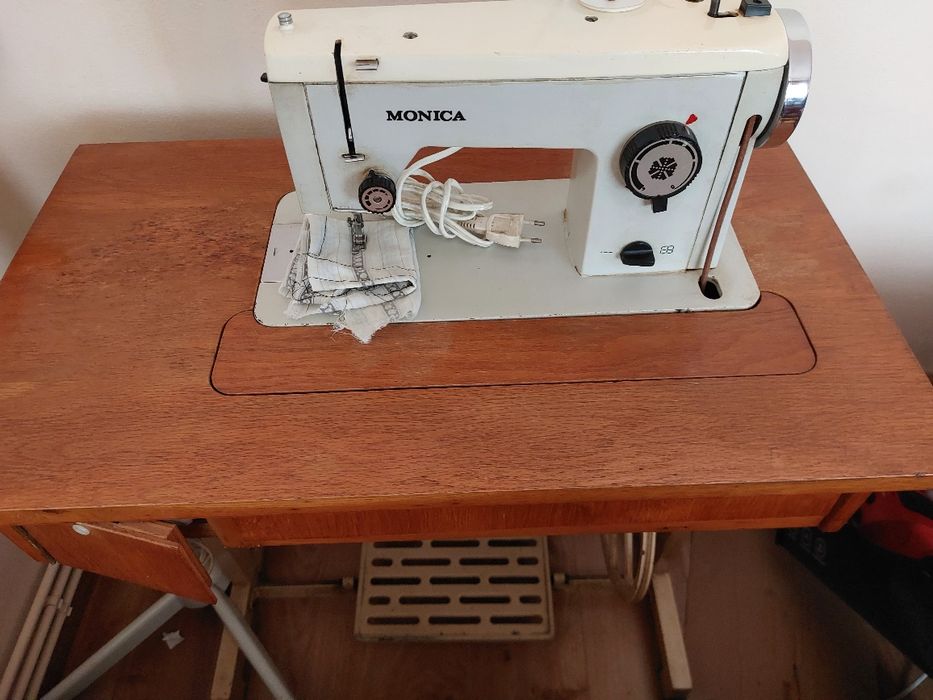 Masina de cusut Monica cu toate accesoriile