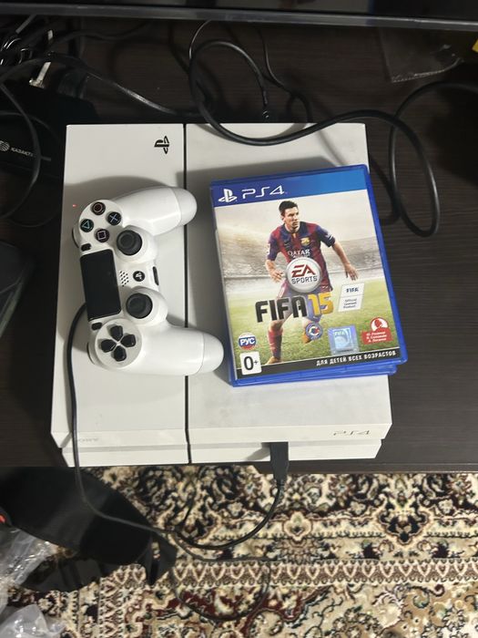 Продаю пс4 фат 400 гб 1 джостик и 2 игры фифа 15, и кал оф дюти