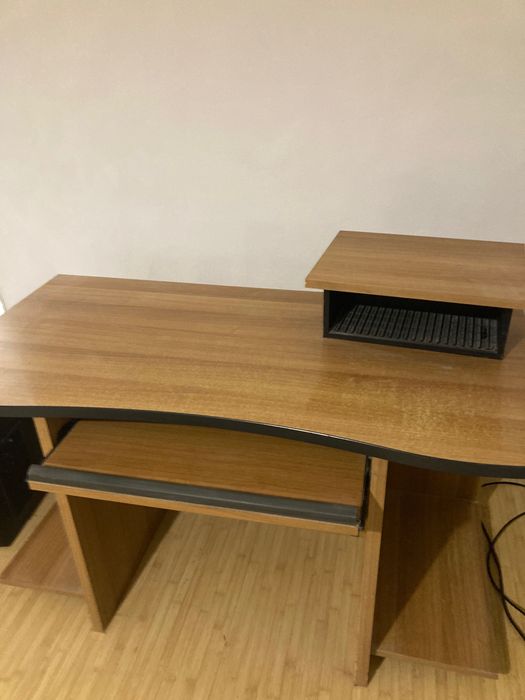 Работно бюро с монитор стойка