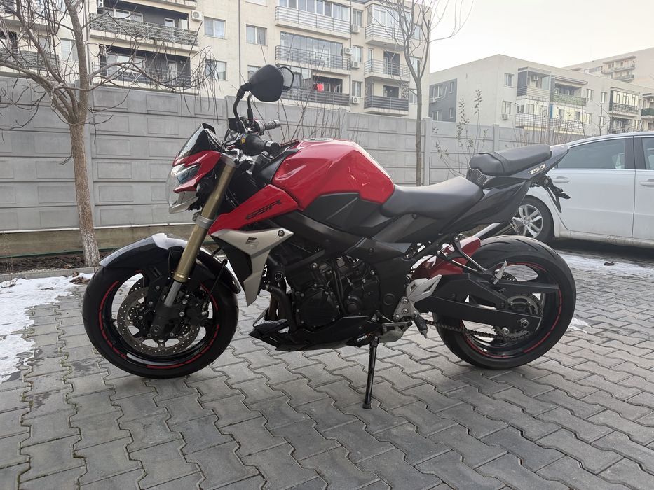 Suzuki GSR 750