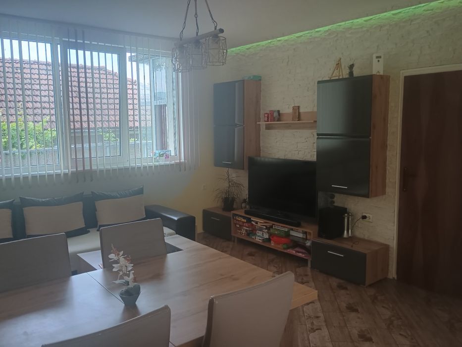 Продава от собственик тухлена къща в с.Леденик