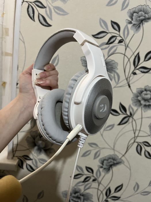 Продам игровые наушники Redragon Pandora (белые)