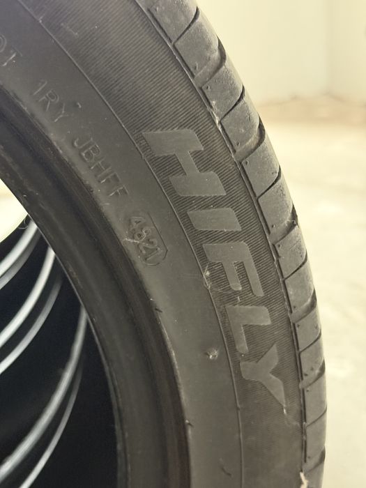 Продам летнюю резину 235/45/18.