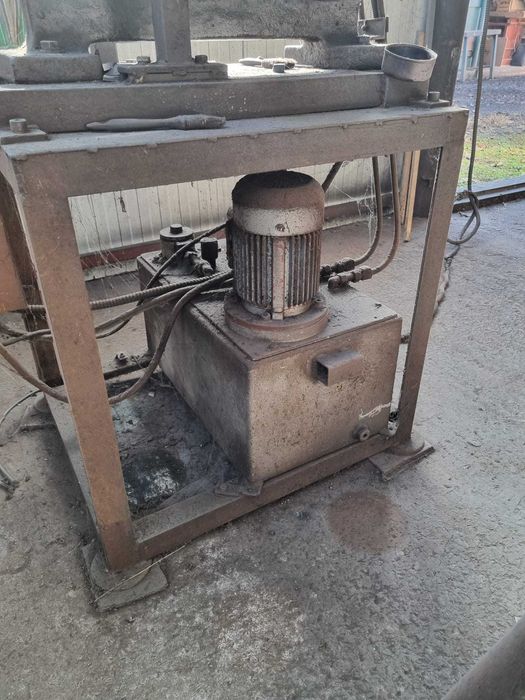 Vand foarfeca actionata hidraulic pentru debitat profile metalice.