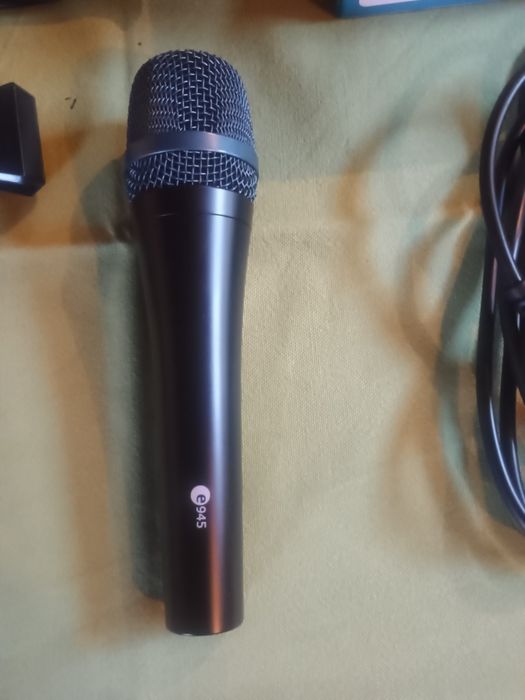 Microfon E945  cu fir