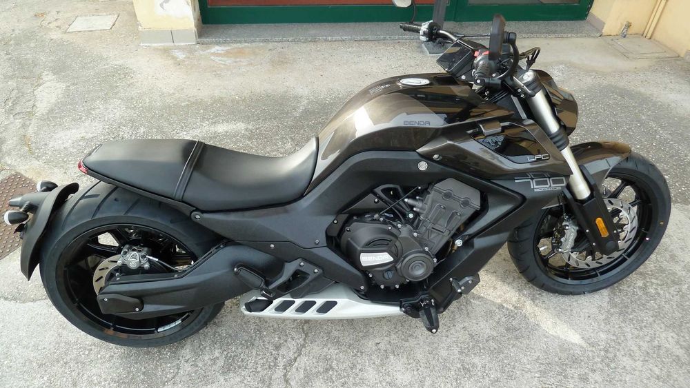 Motocicleta Benda LFC 700 PRO ( roata spate 300mm, suspensie pneumatica, faruri escamotabile) @ MYMOTO CLUJ