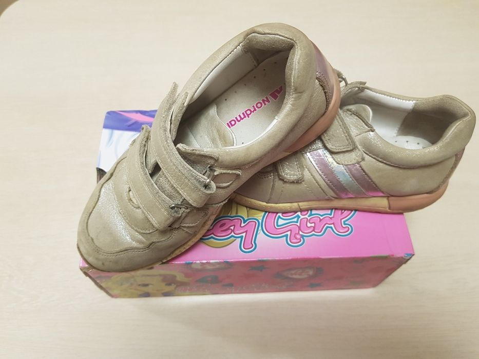 Кроссовки для девочки кожаные