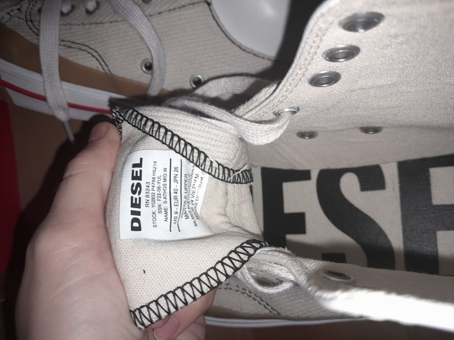 Adidasi diesel, aproape noi
