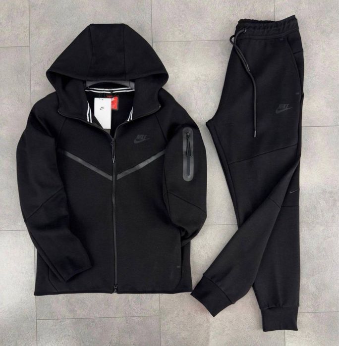 Спортни компелкти (Nike Tech)