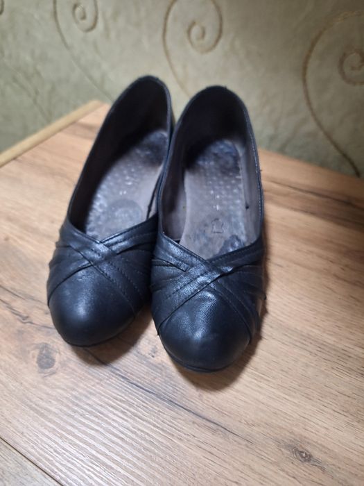 Продам женские туфли.