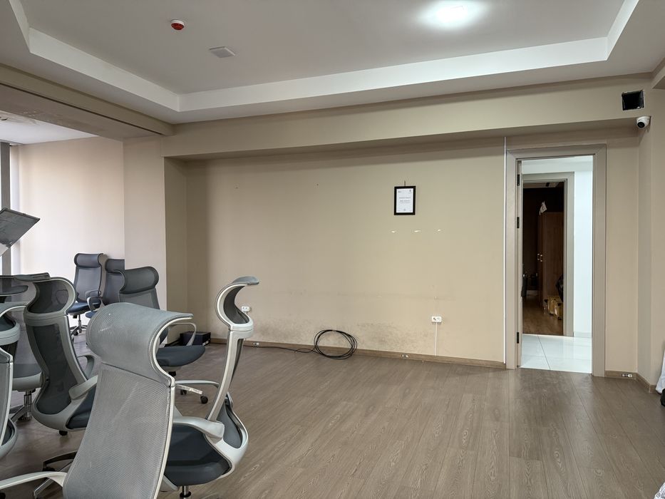 Продам в центре офис 57 квм ул.Бобура