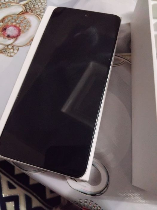 Шу телфон сотилади янги.