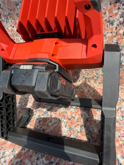 Hilti reflector de șantier pe acumulator