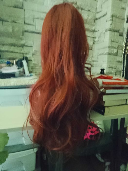 Червена дълга перука