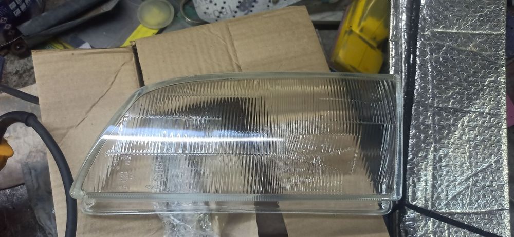 Стекло фары  Carina e