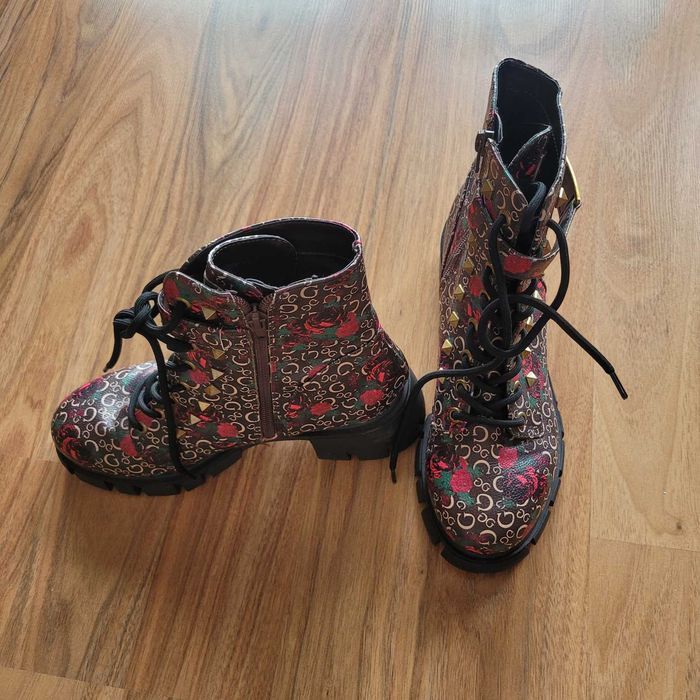 Guess чисто нови флорални ботушки