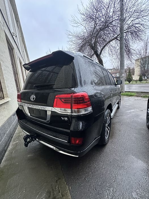 Tayota Land Cruiser V8