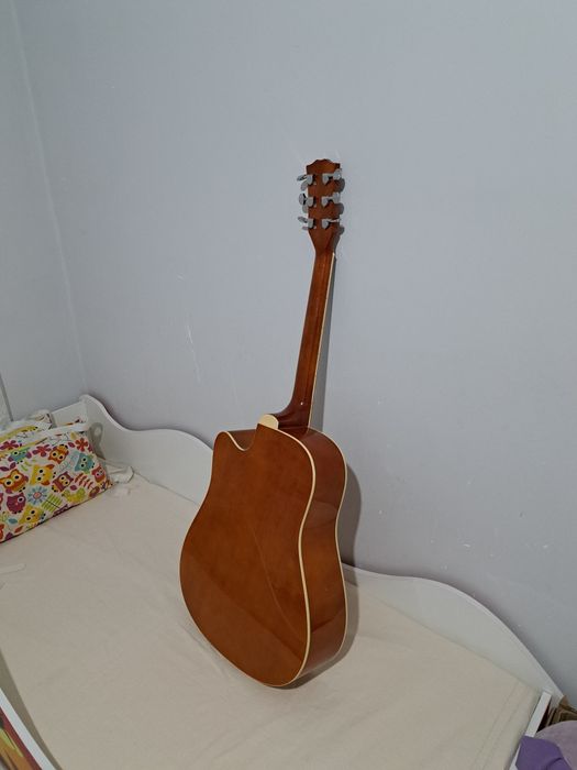 Продаю гитару  срочно