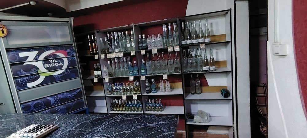 Барная стойка и витрина