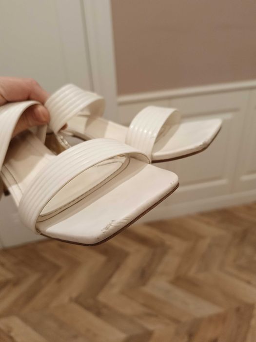 Босоножки Respect белые на каблуке