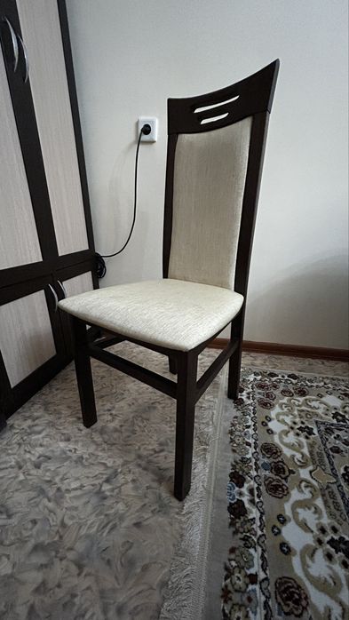 Продам дубовый деревянный  стол