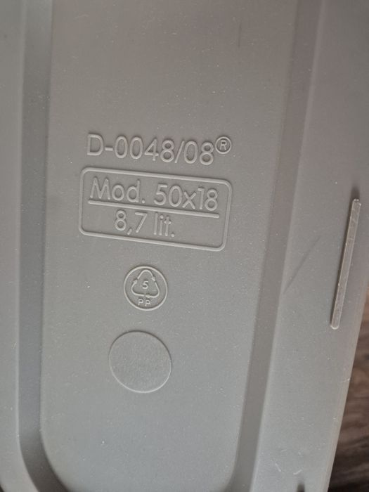 Саксия с поднос за цветя