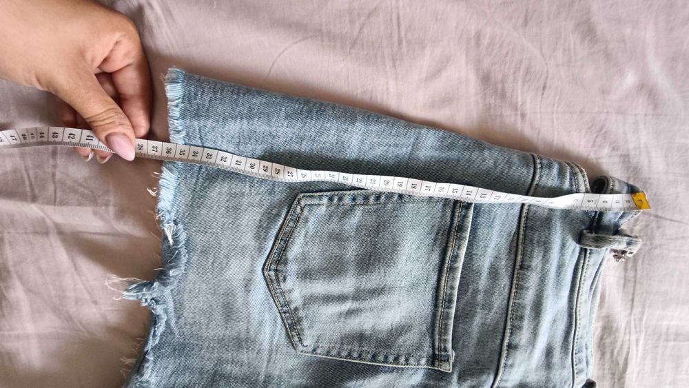 Къси панталони с изрязан ефект на талията и синджир Л