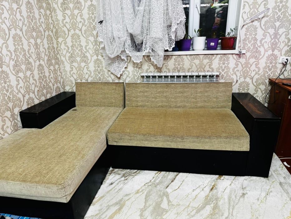 Угловой диван-кровать в хорошем состоянии