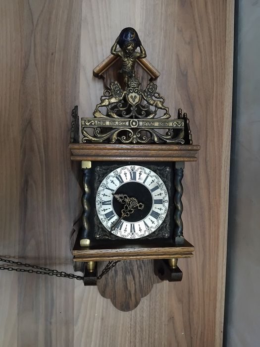 Стенен часовни..