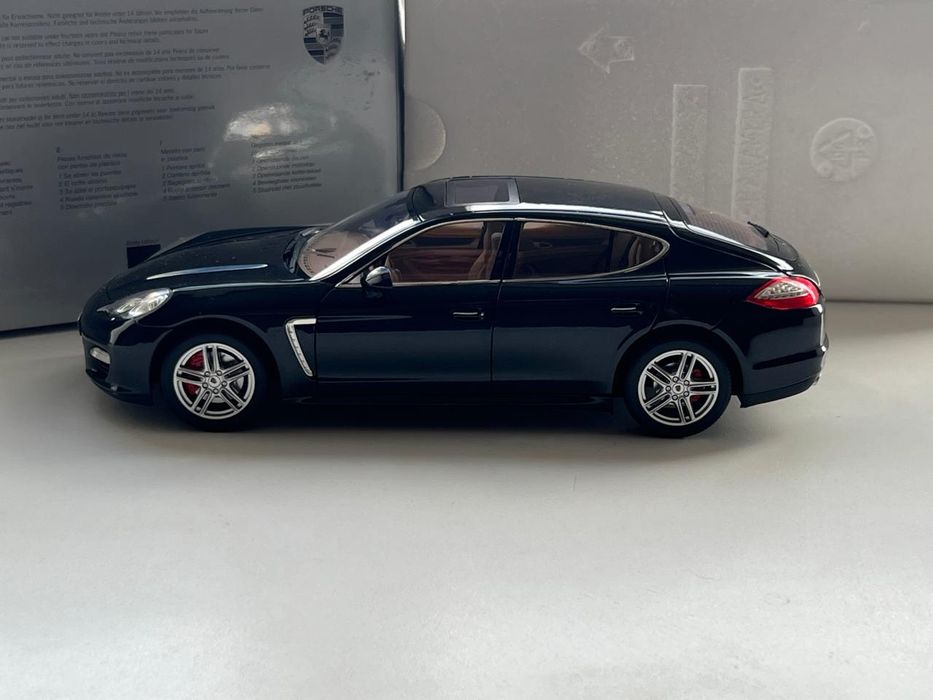 1:18 Porsche Panamera Turbo black.