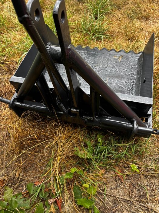 Cupa pentru tiranti la tractor cu sistem de basculare
