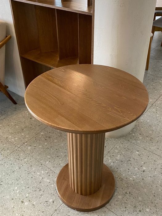 Круглый обеденный стол