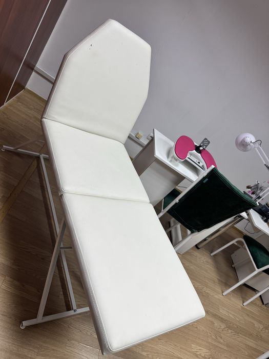 Продам кушетку, столы и стулья