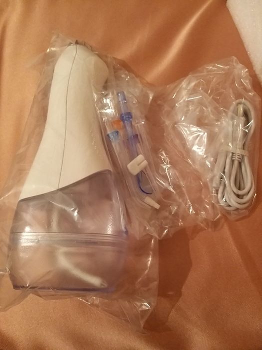 Ирригатор полости рта в упаковке.