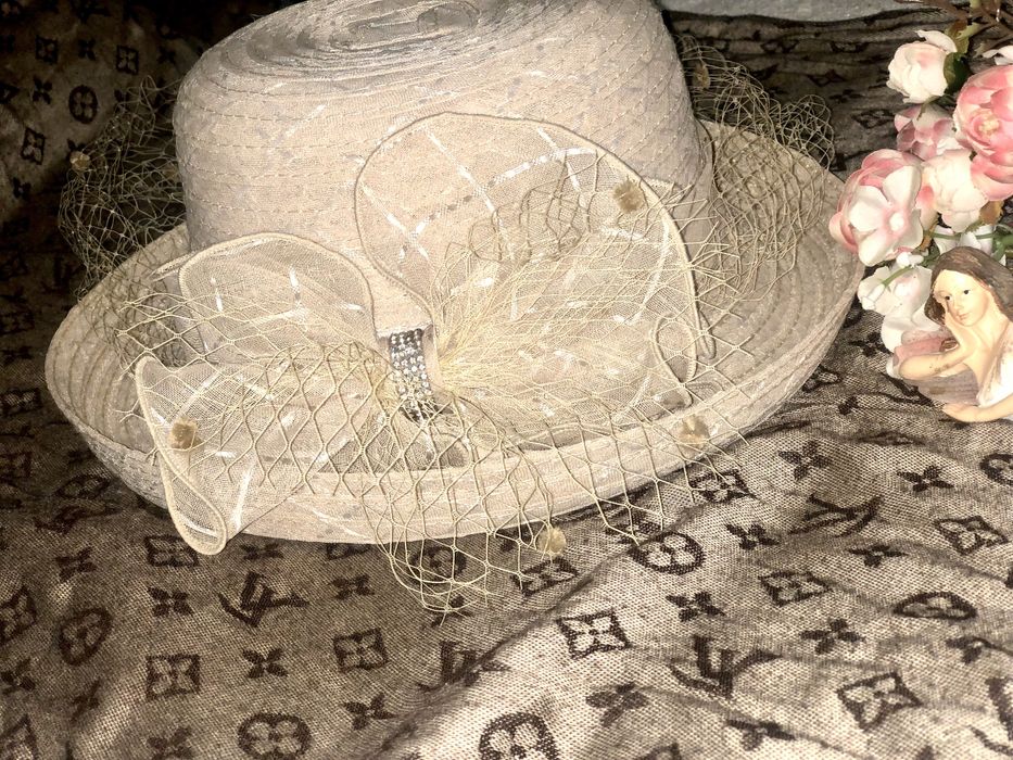 Дамска шапка с панделка и воалетка