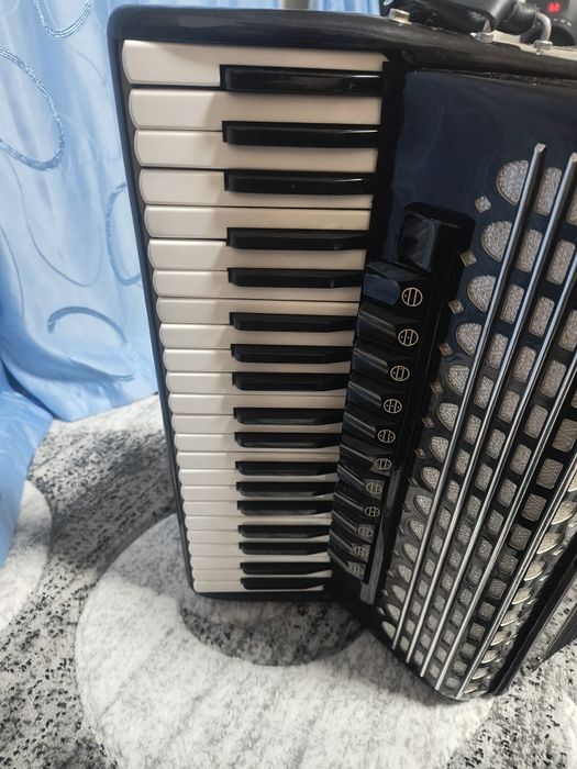Vând acordeon 120 basi