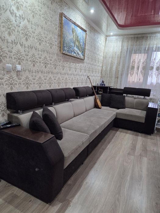 Диван углавой, в хорошем состояний