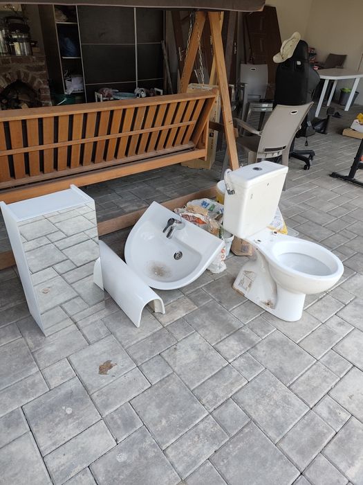 2 cazi baie, un vas wc cu bazin , chiveta cu piciorși  3 uși  de 80 cm,stare foarte bună
