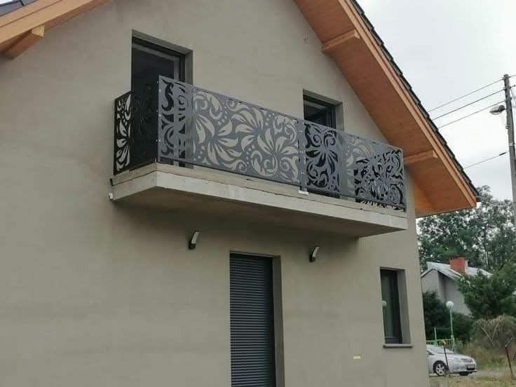 Balustrada din tablă decupată.