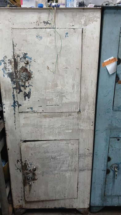 Продам 2 железных сейфа