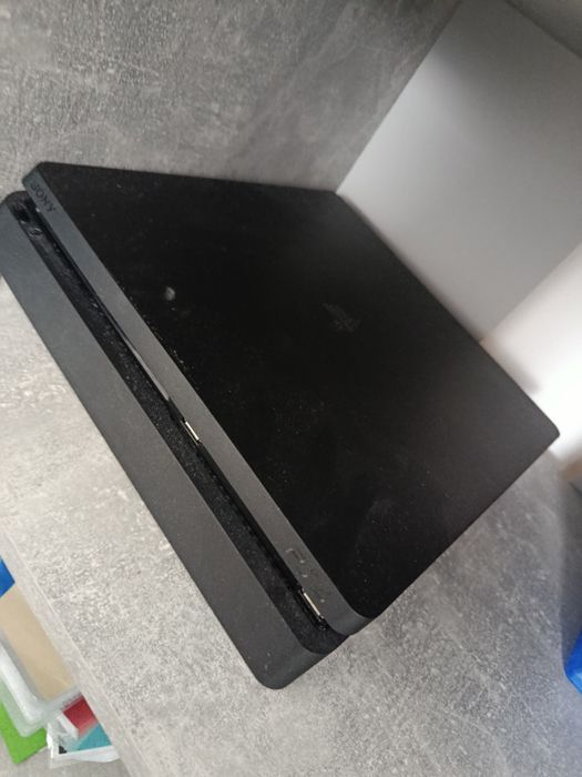 Vând ps 4 slimn.