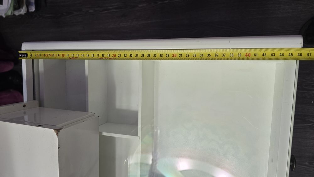 Vând masă de toaletă / machiaj albă cu oglindă ovală și sertare multiple