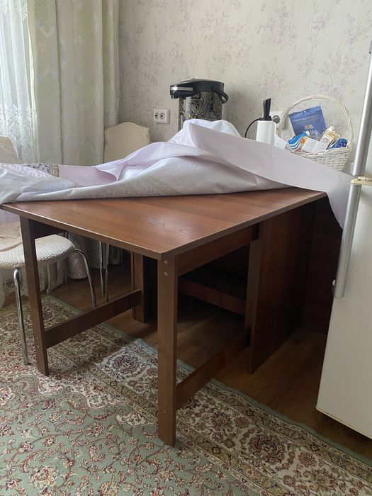 Деревянный полированный стол