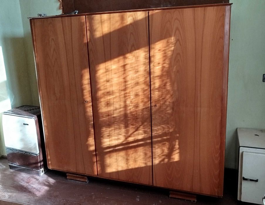 стара спалня, с 2 нощни шкафчета, трикрилен гардероб и тоалетка