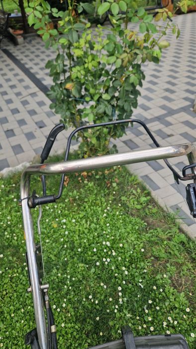 Masina de tuns gazonu cu autopropulsie si pornire la cheie