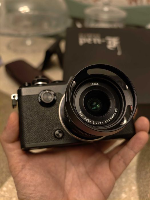 Olympus Pen F с объективом Leica