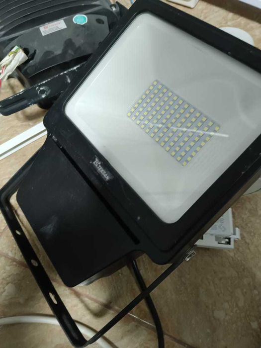 Продам  срочно прожектор