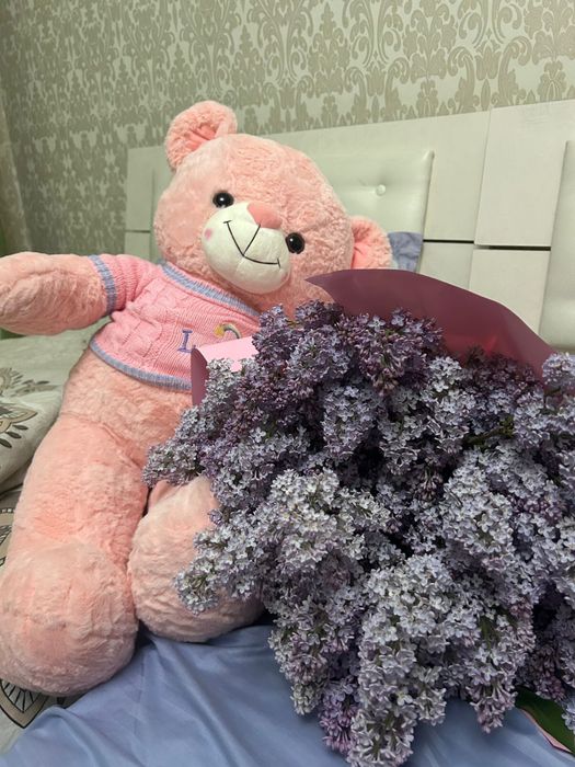 Свежи букет и мишка