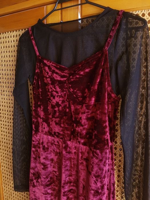 Къса рокля червено кадифе с мрежеста блузка.